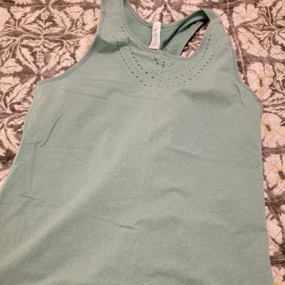 Old Navy dry fit XXL NWOT stretchy.